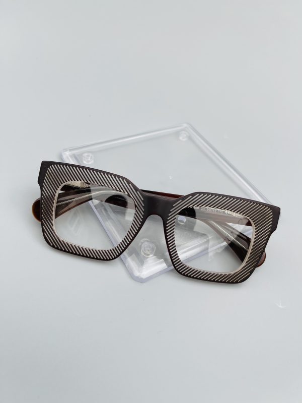 Premium quality acetate frame in brown.